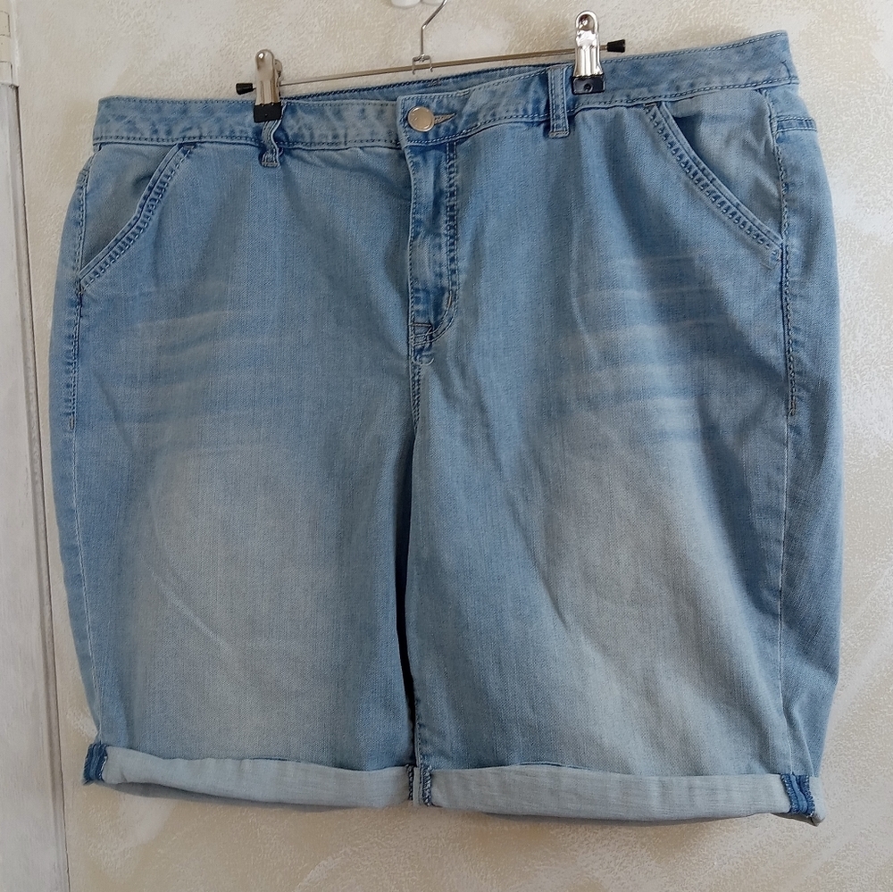 Lane Bryant Size 22 Plus Denim Light Wash Shorts 9 1/2" inseam